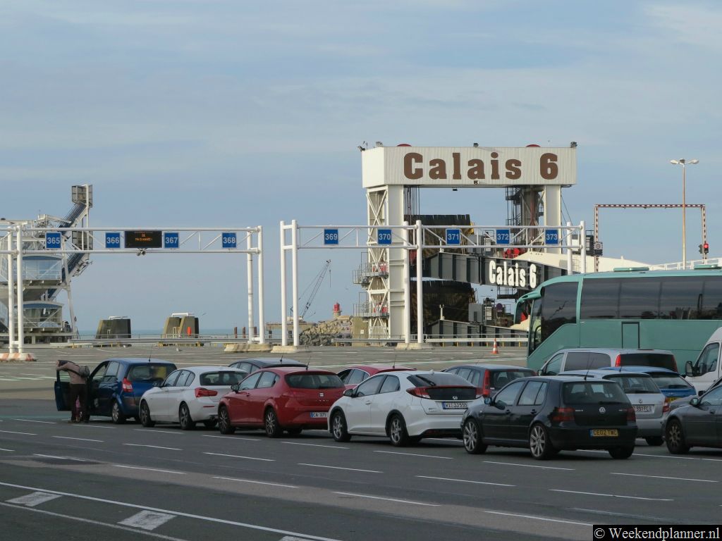 De haven van Calais ligt vlakbij het centrum van de stad en is met de bus of de auto gemakkelijk te bereiken. Tip: De haven van Calais.